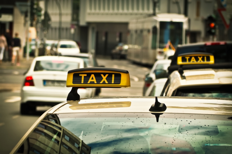 taxis-ARTIGNOSC SUR VERDON-min_road-traffic-car-glass-driving-city-583084-pxhere.com